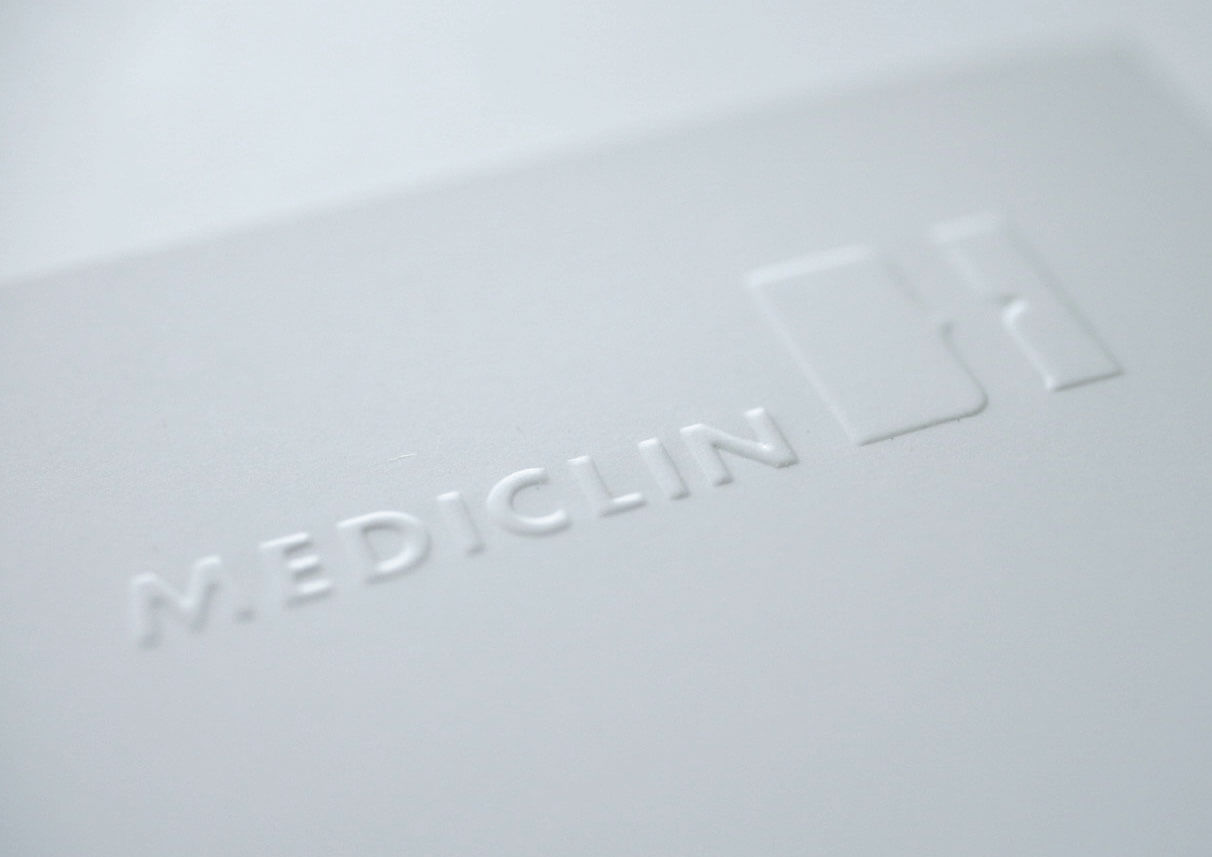 geprägtes MediClin-Logo